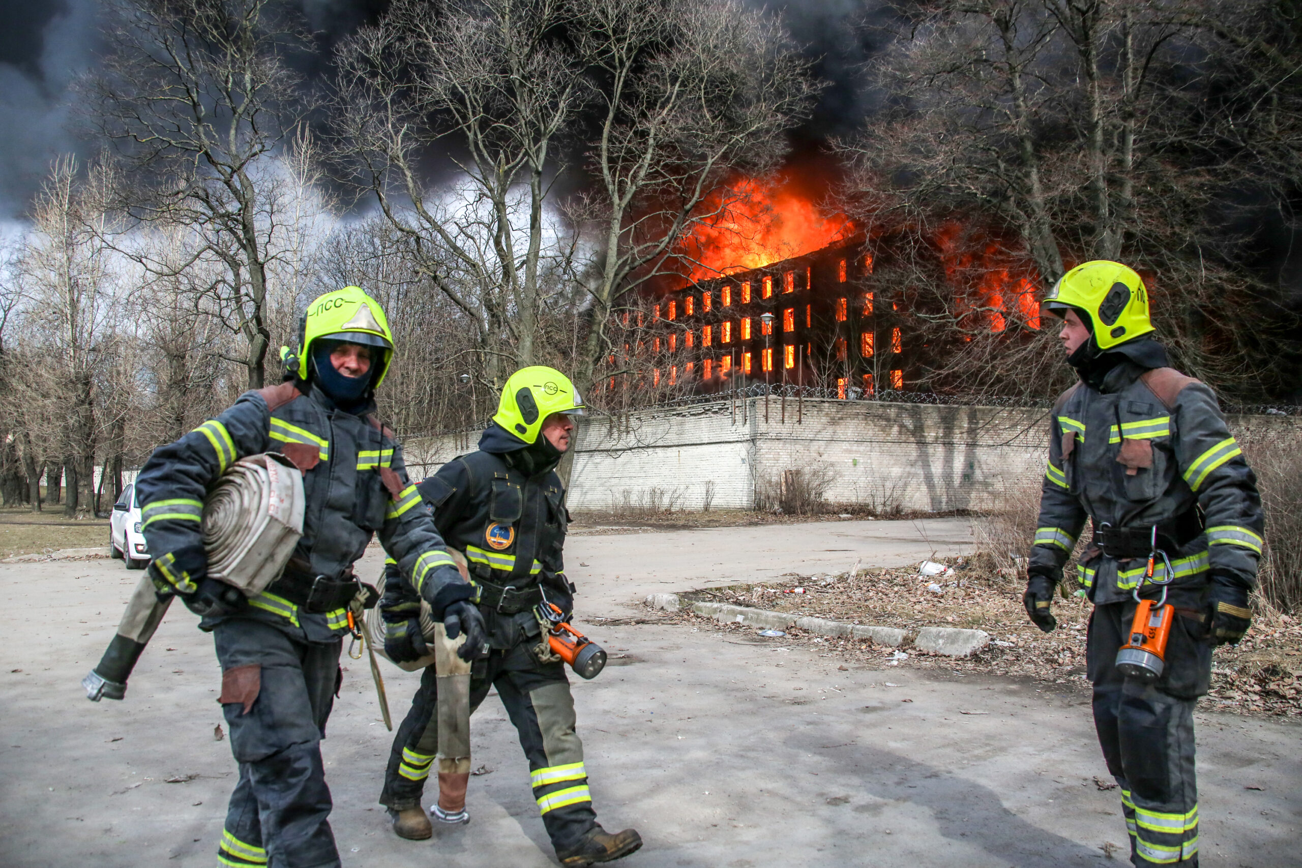 Тушения пожаров в городах. МЧС пожар. Тушение пожара. Тушение пожара МЧС.