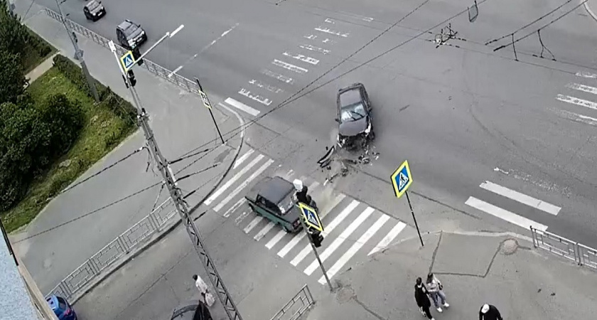 В Петрозаводске в ДТП на перекрестке пострадала пешеход