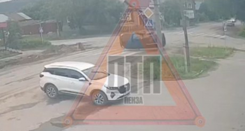 ДТП на перекрестке в Пензе: легковушка перевернулась после столкновения с "Нивой"