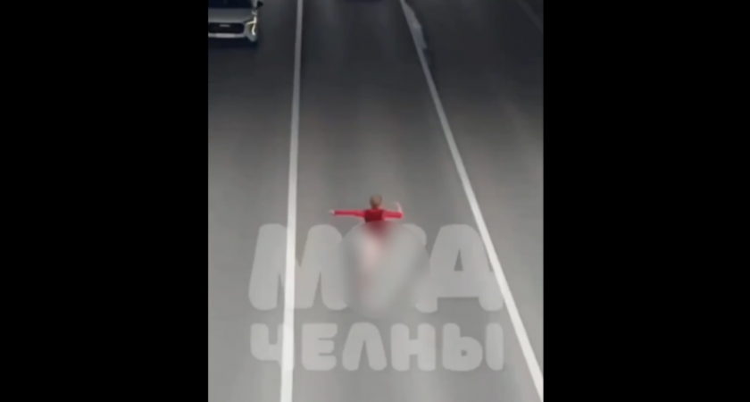 Женщина в красном платье напала на мужчину и скрылась под мостом в Челнах
