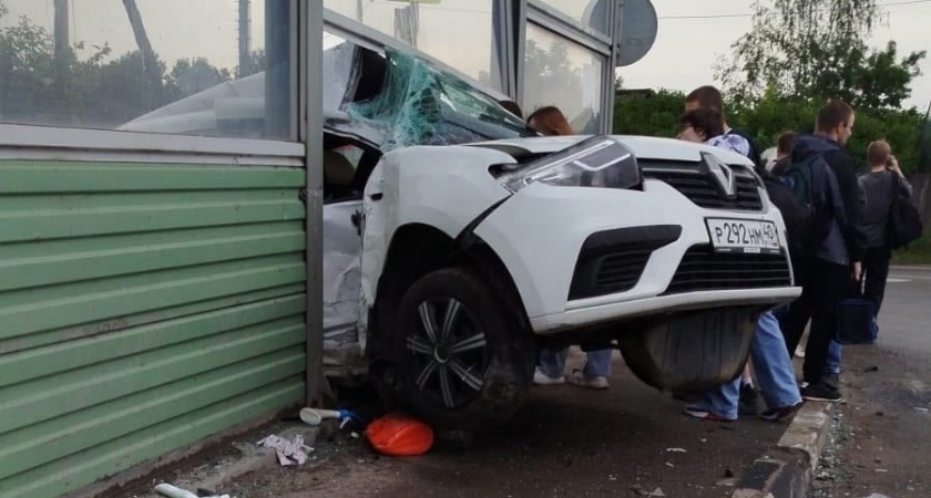 Автомобиль завис на ограждении после столкновения с автобусом в Калужской области