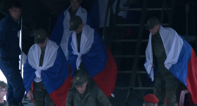 Освобожденные из украинского плена российские военные вернулись на родину