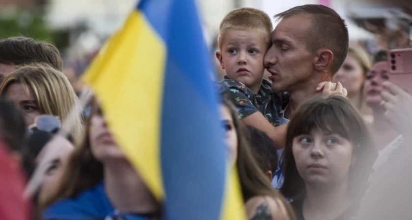 Украинские мужчины выехали за границу по документам с подписью российского императора