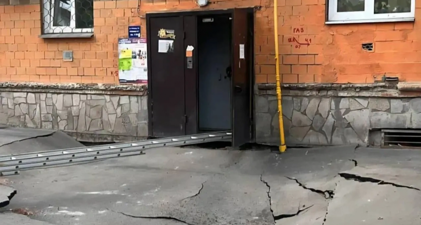 Грунт провалился под пятиэтажкой в Красноярске: 20 квартир эвакуированы, объявлен режим ЧС