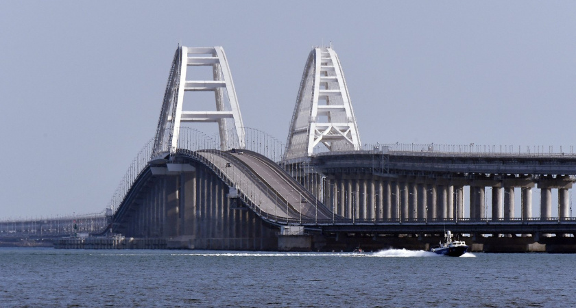 Крымский мост перекрыли на фоне ракетной опасности и атаки 94 дронов