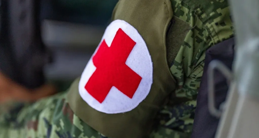Сырский признал критический дефицит военных медиков и требует снимать врачей с "брони"