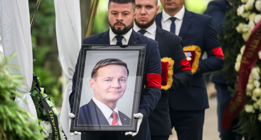 На похороны экс-министра Старовойта пришли бывшая жена, дочери и возлюбленная