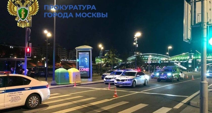 Кроссовер сбил пятерых на Бережковской набережной: двое детей в клинике Рошаля, взрослые в тяжелом состоянии