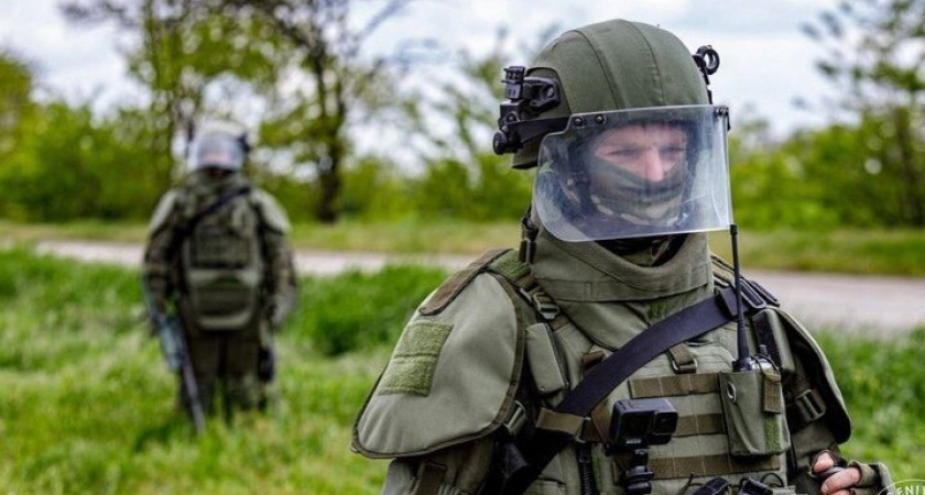 Саперы "Запада" обезвреживают до 80 мин в день: от огородов до порогов домов в ЛНР