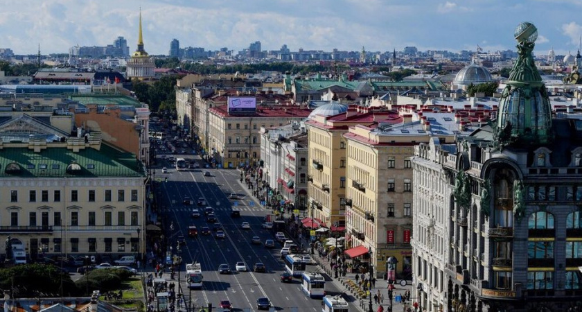 Курьеров Петербурга заставили носить светоотражающие элементы и показывать номера на одежде