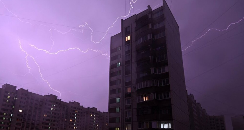 МЧС предупреждает москвичей: порывы ветра до 15 м/с и гроза накроют столицу до 21:00
