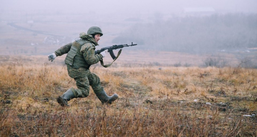 "Лучше я один, чем несколько наших": российский боец голыми руками поймал взрывной FPV-дрон и разбил о дерево