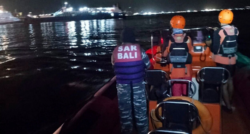 Пассажиры парома "Барселона" прыгали в море, спасаясь от пожара у берегов Индонезии
