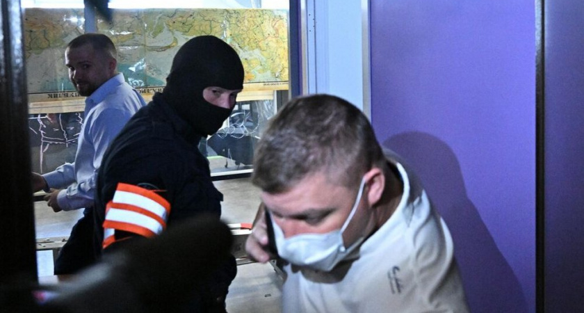 Силовики задержали главреда Baza Трифонова и четырех журналистов после обысков