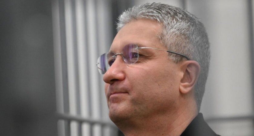 Суд продлил арест на 23 автомобиля и 43 счета экс-замминистра обороны Иванова до октября