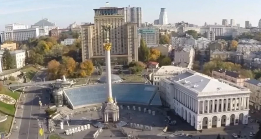 "Коррупция убивает": 400 киевлян третий день осаждают офис Зеленского из-за ликвидации НАБУ
