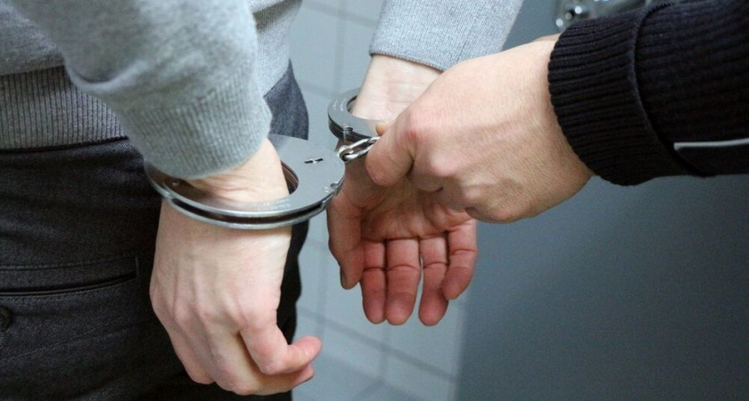 Троих полицейских арестовали за взятки от Baza на 137 тысяч рублей