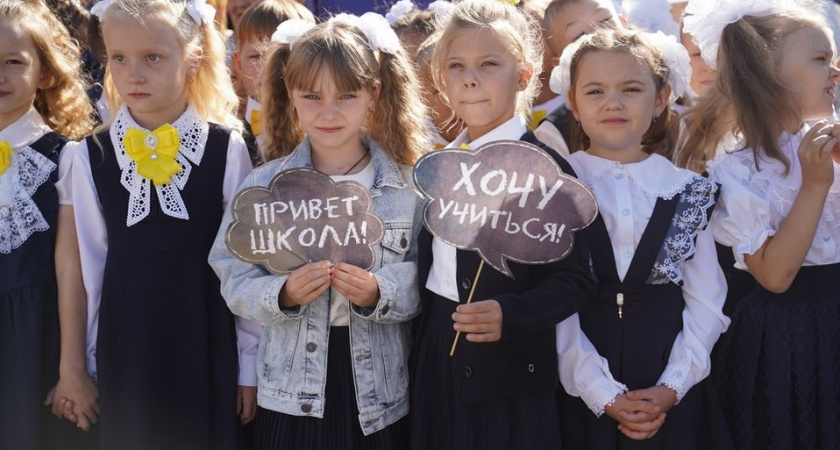 Депутаты предложили выплачивать родителям школьников прожиточный минимум каждый год до 1 сентября