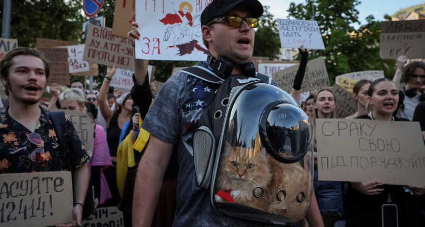The Spectator: массовые протесты заставили Зеленского отступить, но репутационный ущерб уже нанесен