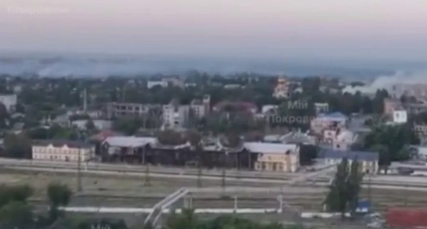 Дрон снял панораму Красноармейска с пожарами от взрывов: ВСУ грозит "котёл"