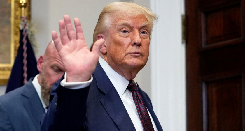 Трамп отправил две атомные подлодки после угроз Медведева: "Будем защищать наших людей"