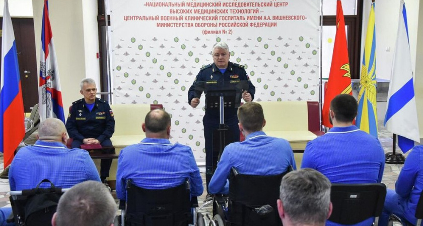 Раненые участники СВО получили дипломы и награды прямо в госпитале Вишневского