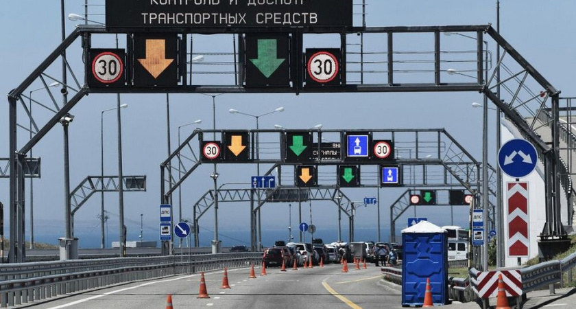 Очередь у Крымского моста выросла до 4 тысяч машин: водители ждут проезда 6 часов