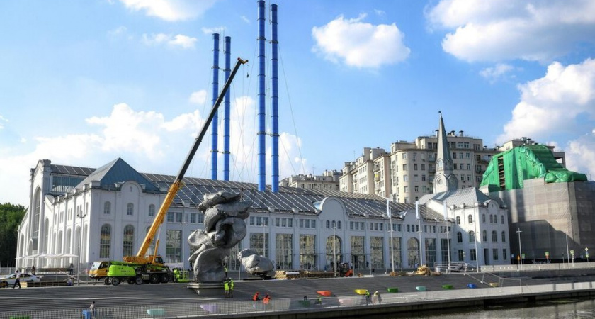 12-метровую скульптуру "комка глины" за 5 дней демонтировали у "ГЭС-2" в Москве