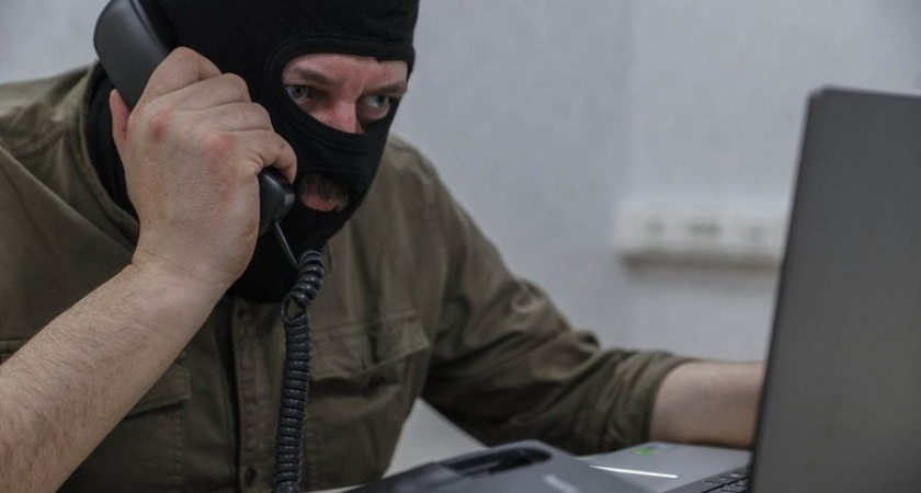 Мошенники придумали двухэтапную схему с "цветами" и Роскомнадзором для кражи доступа к "Госуслугам"