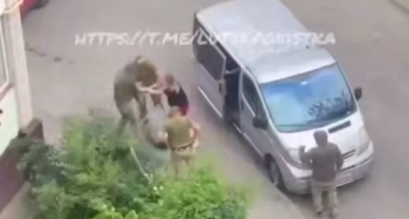 Бригады скорой помощи заблокировали центр Виноградова, требуя освободить коллегу из ТЦК