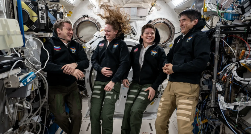 Crew Dragon с космонавтом Песковым завершил пятимесячную миссию и приводнится у берегов Калифорнии с результатами исследований