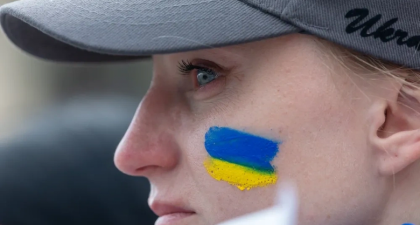 Украинка села на крышу движущегося автобуса с мобилизованным мужем, чтобы спасти его от отправки на фронт