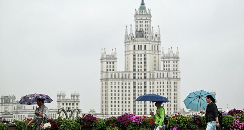 Москву накроет дождь и порывистый ветер до 9 м/с во второй половине среды