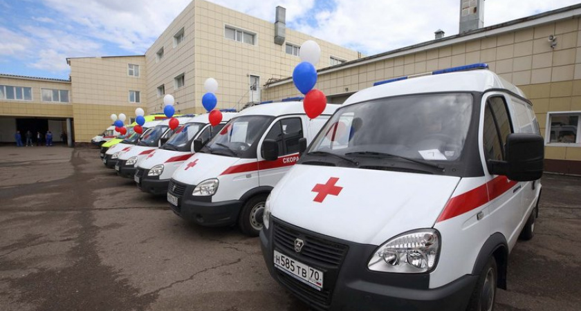 Губернатор лично вручил ключи от 8 новых машин скорой помощи при 700 вызовах в сутки