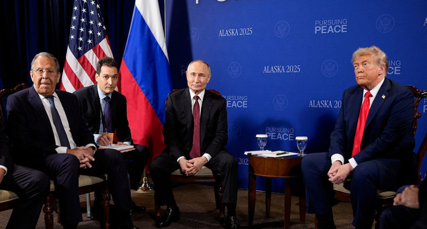 Эксперт по этикету раскрыла тайный смысл редкого бордового галстука Путина на встрече с Трампом