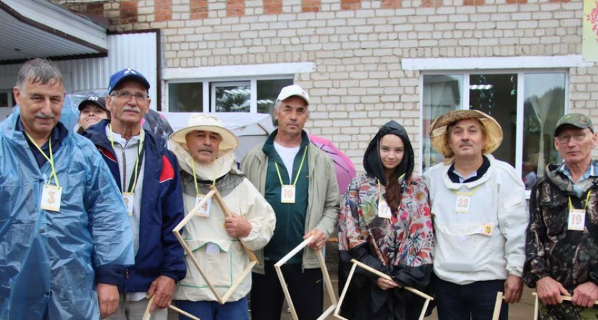 23 пчеловода сразились за звание лучшего в Прикамье: победил династический мастер в третьем поколении