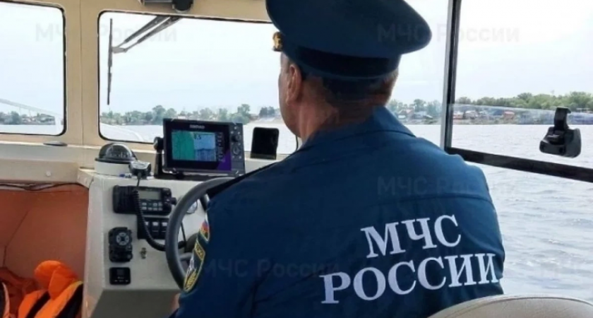 Ретро-катер за 10 тысяч рублей в час вспыхнул у моста Ломоносова в Петербурге