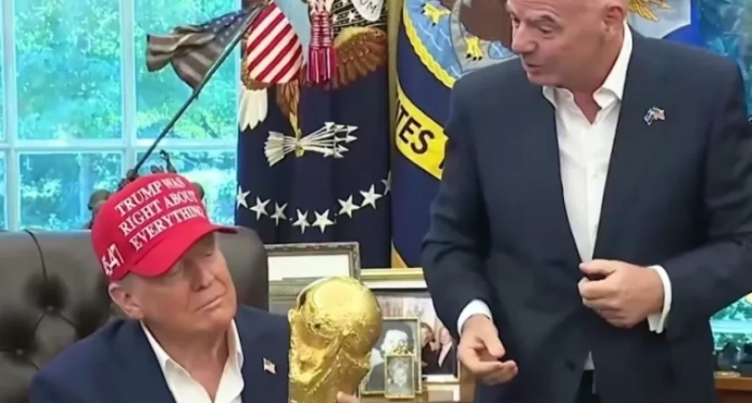 "Я его не отдам": Трамп захотел оставить золотой кубок ЧМ в Овальном офисе