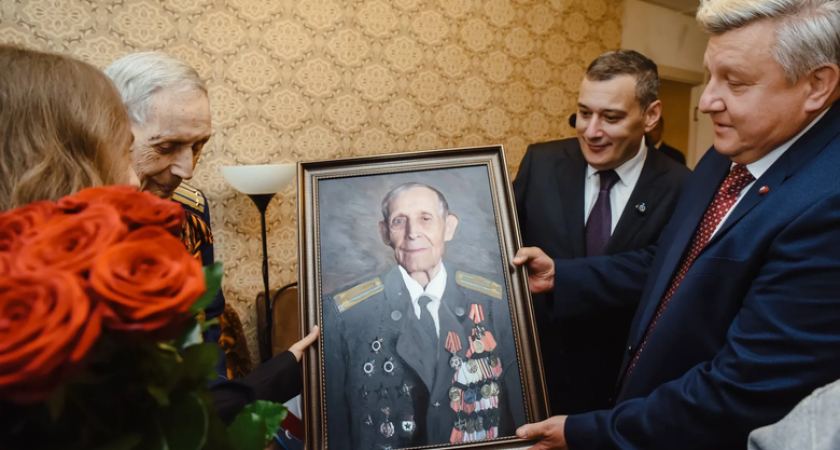 Хинштейн встретился с 102-летним ветераном, который женился на фронтовичке в зале капитуляции Берлина