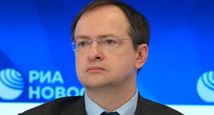 Мединский объяснил передачу тысяч книг украинским пленным: "Прочистят мозги от мусора"