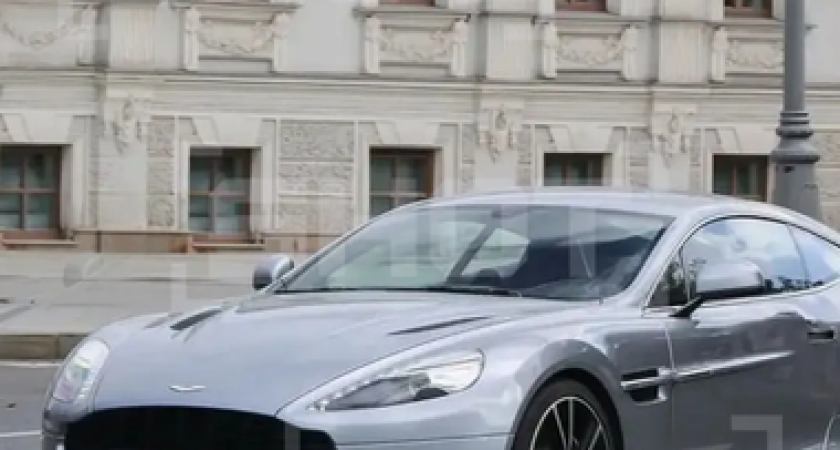 Бизнесмен Сергей Белюскин "петлял" по дороге на Aston Martin, врезался в отбойник и погиб в Москве