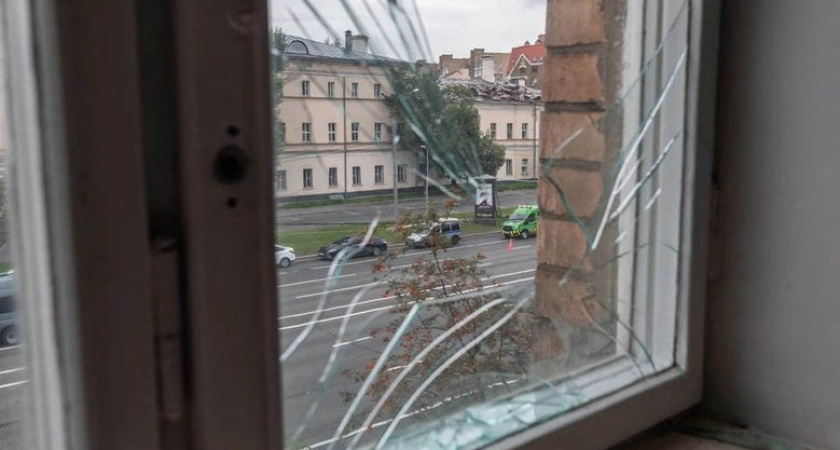 Дрон упал на крышу в центре Ростова: пожар 250 кв.м, повреждены семь домов