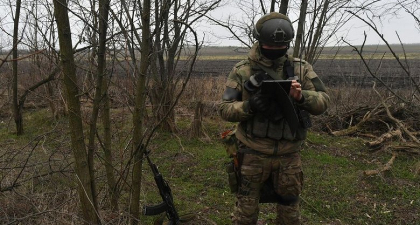 Российские БПЛА уничтожили замаскированный склад ВСУ и машину с боекомплектом у Северска
