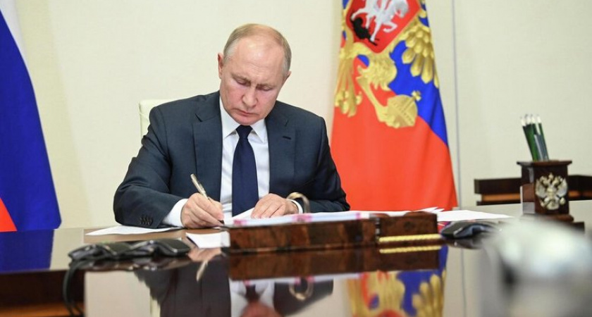 Путин наградил гвардейскими званиями саперов и артиллеристов за "массовый героизм и отвагу"