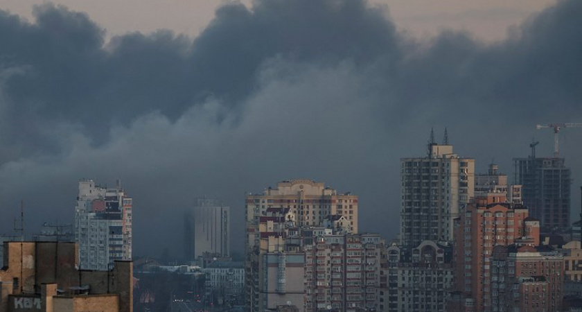Киевляне почувствовали запах гари после ночных взрывов, но датчики показывают норму