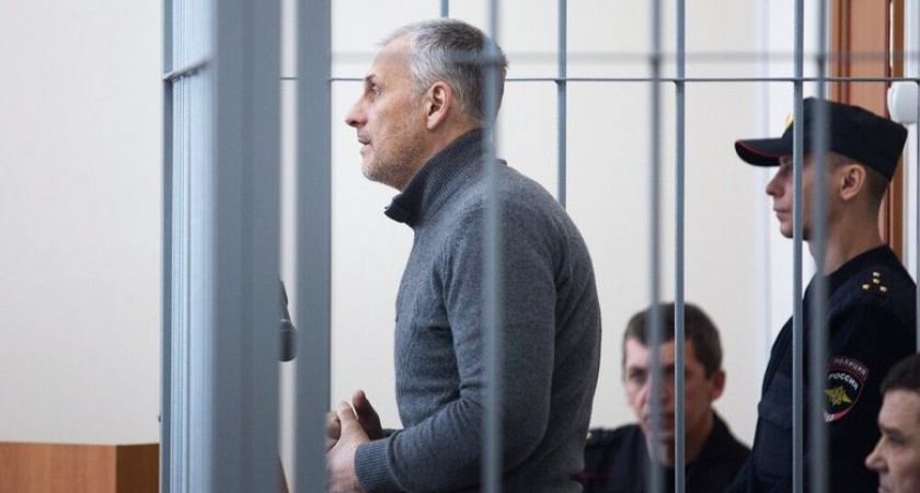 Осужденный на 15 лет экс-губернатор Хорошавин играет в шахматы и читает книги в колонии