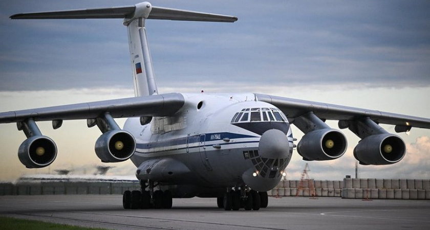 Ил-76 экстренно сел в Красноярске из-за проблем с двигателем через час после взлета