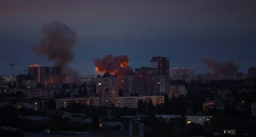 Массивный столб черного дыма поднялся над охваченным огнем портом Черноморска