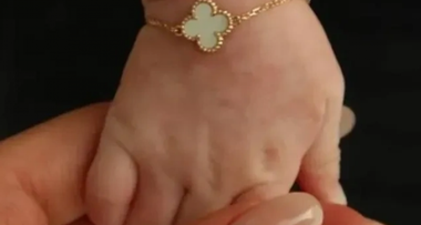 Месячная дочь Тимати щеголяет в браслете Van Cleef за миллион рублей