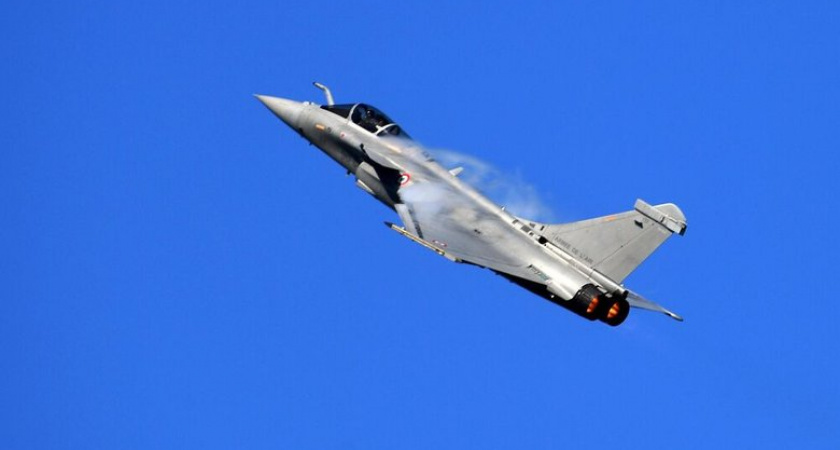 Франция срочно направляет три Rafale в Польшу после инцидента с "российскими" дронами